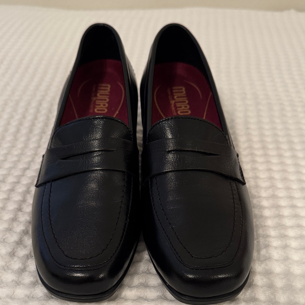 Munro Black Leather Loafers. Perfect uniform shoe - professional.
